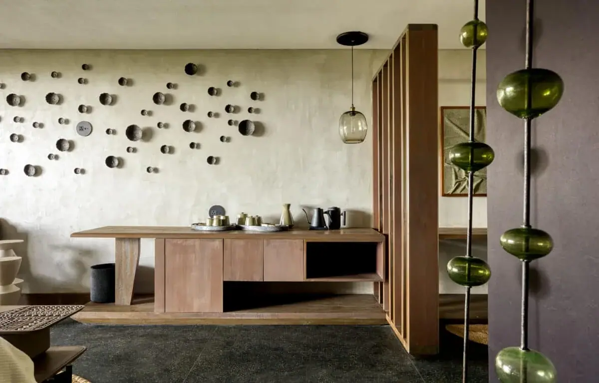 Dining and tea nook with a decorative stone-studded wall at Serengeti Explorer